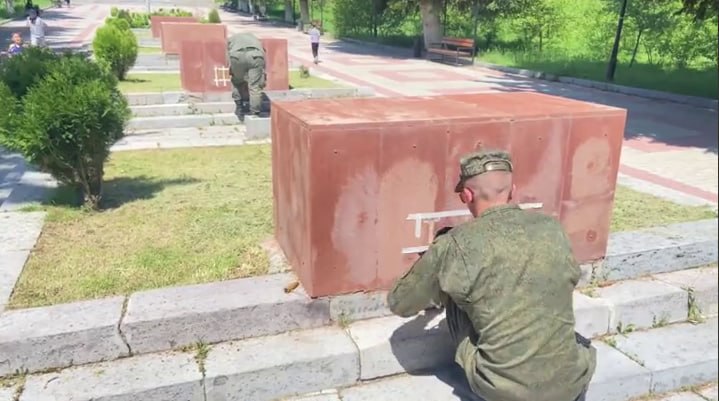 В Гюмри военнослужащие 102-й базы закрасили сорванные буквы с мемориала «Мать Армения» — провокацию связывают с гибридными атаками