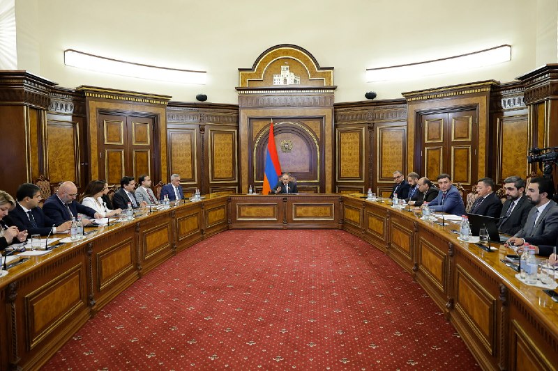 Пашинян обсудил инвестиционные приоритеты Еревана и Гюмри на совещании
