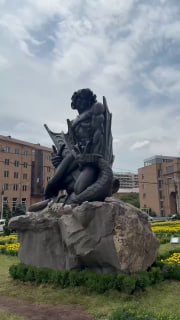 Памятник Ваагну-Драконоборцу открыт у мэрии Еревана
